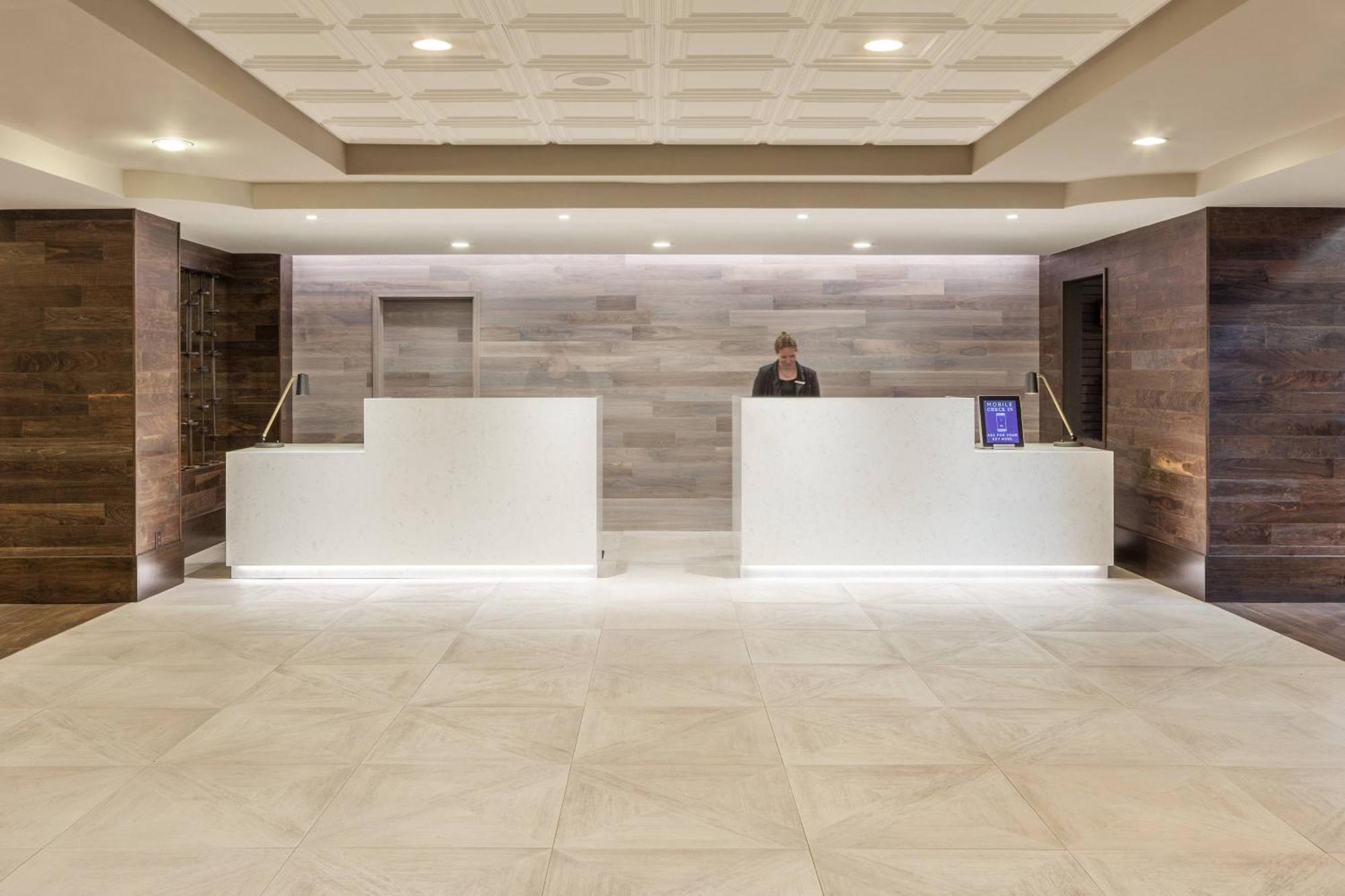 Marriott Savannah Riverfront Interior photo